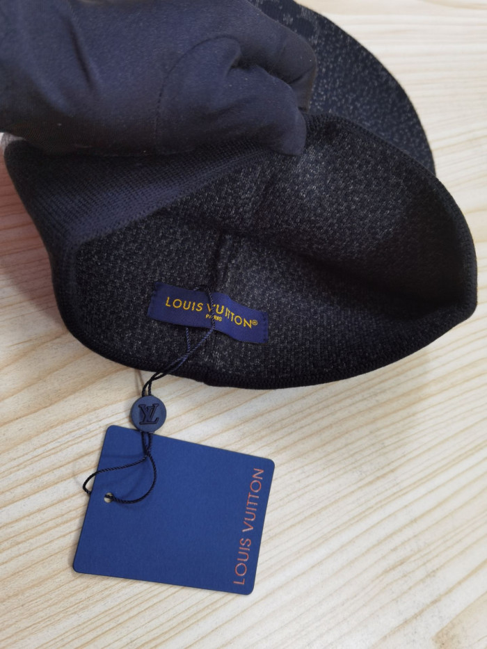 HAT-010