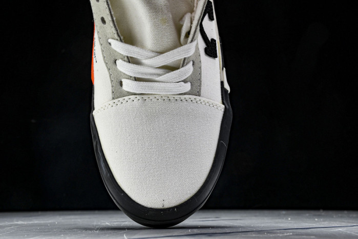 C/O​ SNEAKERS CO-031