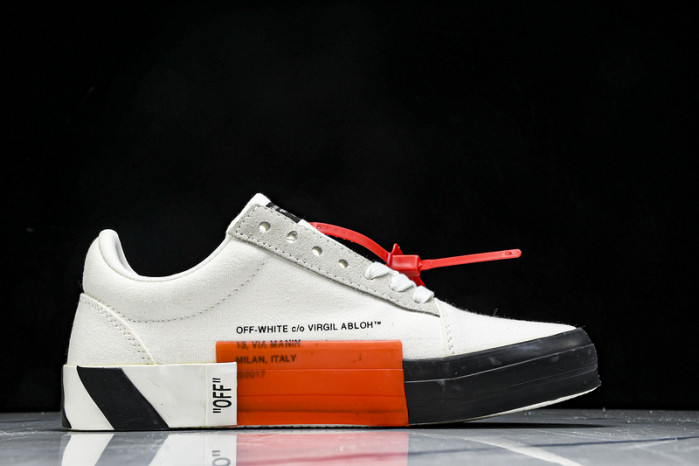 C/O​ SNEAKERS CO-031