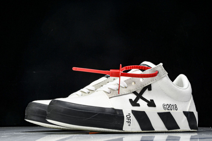 C/O​ SNEAKERS CO-031