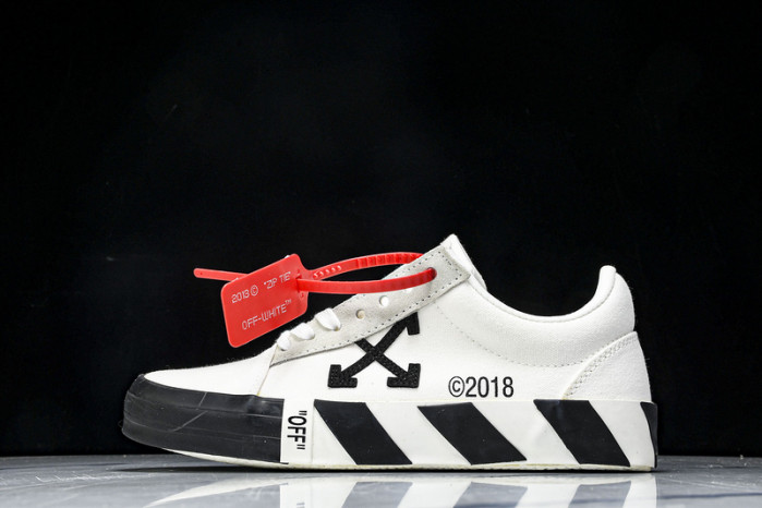 C/O​ SNEAKERS CO-031