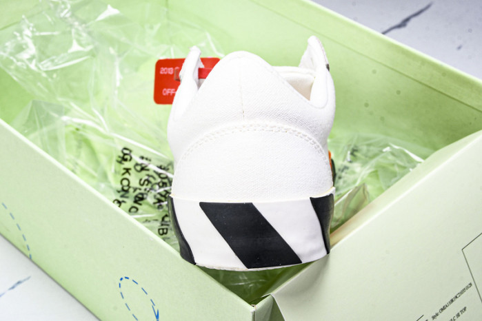 C/O​ SNEAKERS CO-031