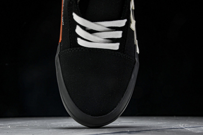 C/O​ SNEAKERS CO-032