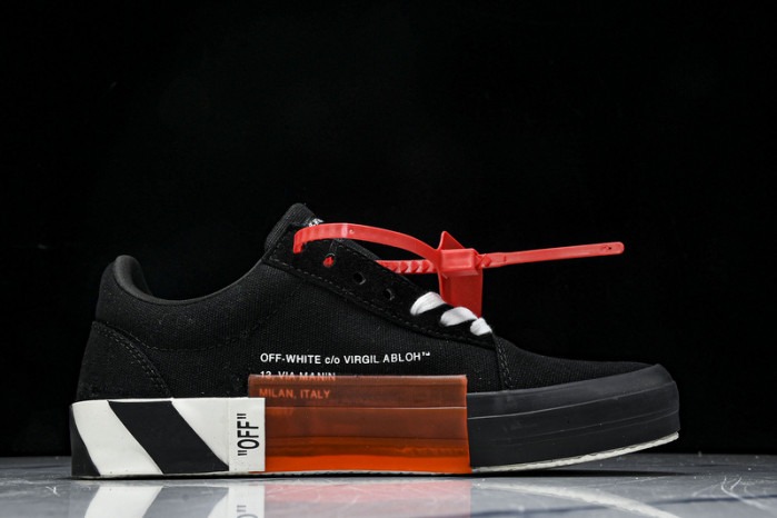 C/O​ SNEAKERS CO-032