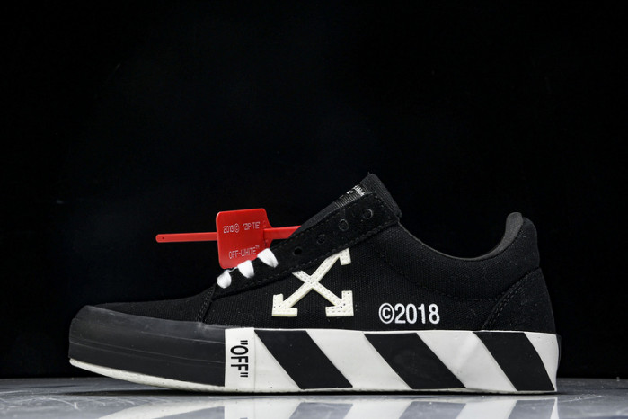 C/O​ SNEAKERS CO-032