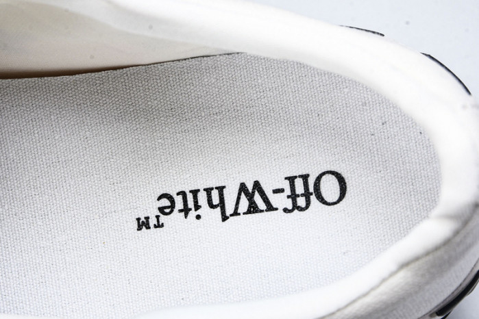 C/O​ SNEAKERS CO-036