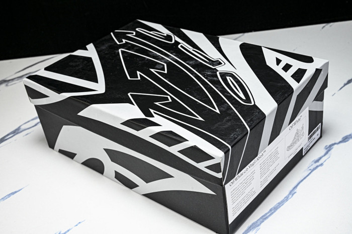 C/O​ SNEAKERS CO-050