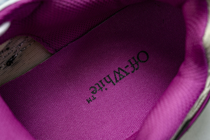 C/O​ SNEAKERS CO-071