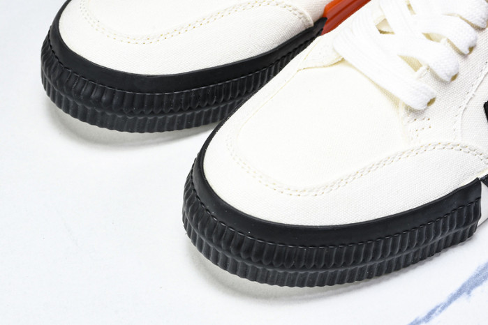C/O​ SNEAKERS CO-037
