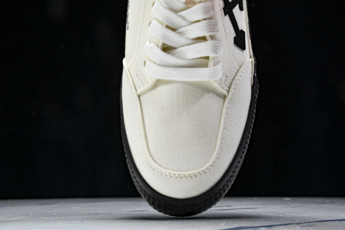 C/O​ SNEAKERS CO-037