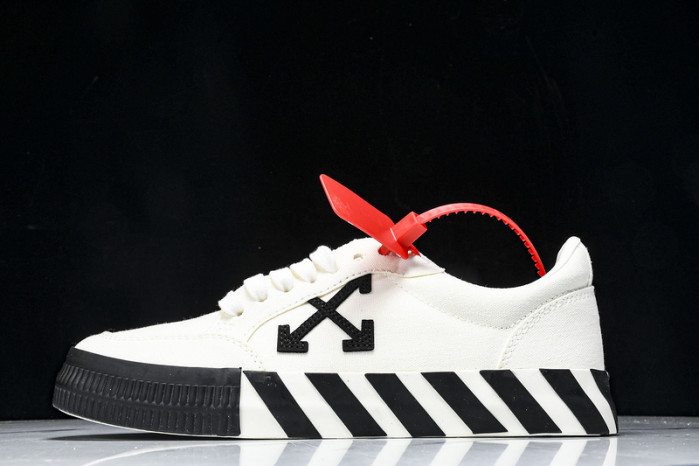 C/O​ SNEAKERS CO-037