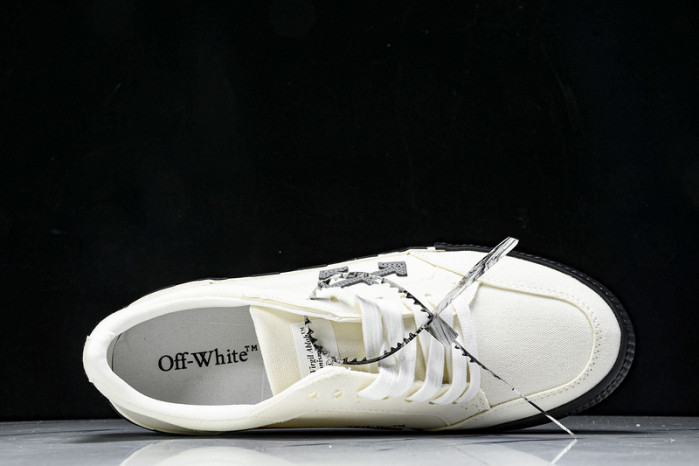 C/O​ SNEAKERS CO-034