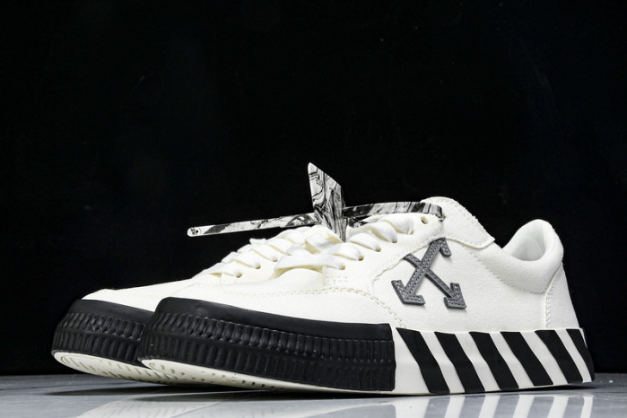 C/O​ SNEAKERS CO-034