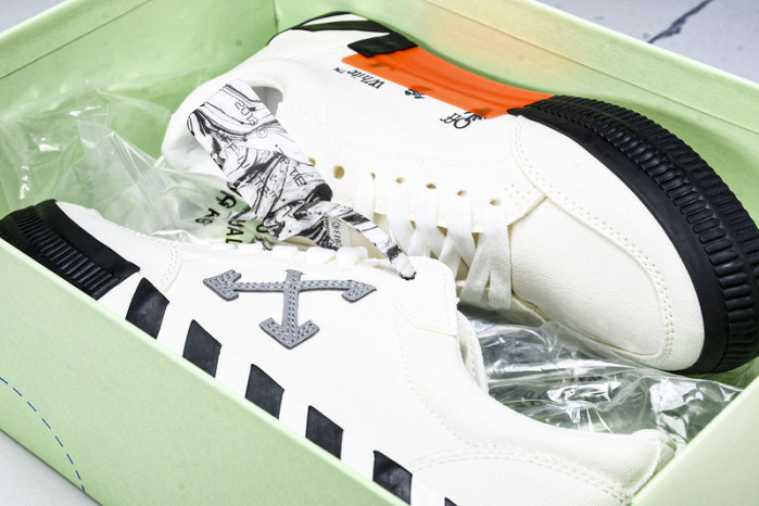 C/O​ SNEAKERS CO-034