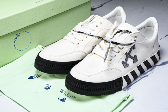 C/O​ SNEAKERS CO-034