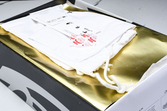 C/O​ SNEAKERS CO-027