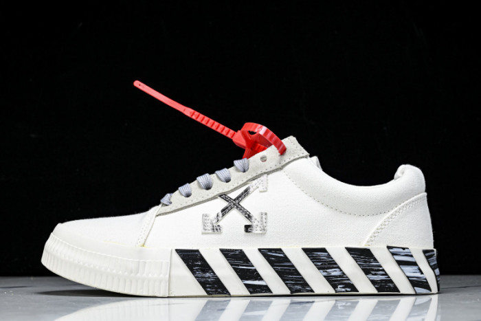 C/O​ SNEAKERS CO-043
