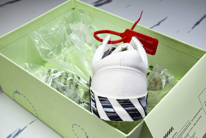 C/O​ SNEAKERS CO-043