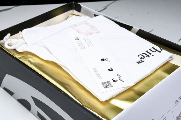 C/O​ SNEAKERS CO-022