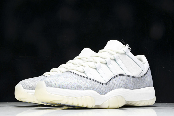 Air Jordan 11 Low HQ7000-001