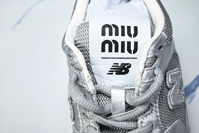New Balance x Mi­uMi­u 530 MM-008